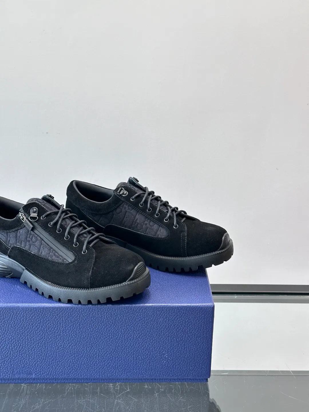 Men's shoes 💰p560 "Dio＊" Combat Derby Shoes Dior Combat Derby Shoes, black calfskin + Dior Oblique embroidery, highly recognizable. Shoelaces + technical zippers make it easy to put on and take off. The EVA hybrid soles are light and comfortable, with a sense of sportiness and fashion. They are great for daily wear or sports. They are the perfect combination of high fashion and functionality. size: 39-44 (38.45 customized)